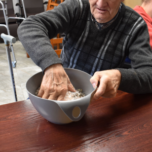 MIESZKANIEC WYKONUJĄCY MIESZANKĘ SOLNĄ