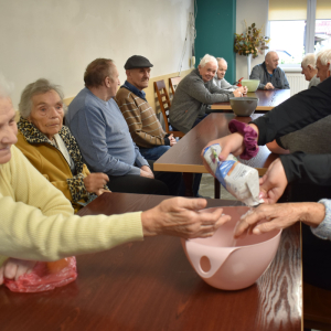 MIESZKAŃCY ROBIĄCY SOLNE MIESZANKI