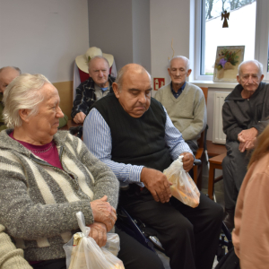 MIESZKAŃCY Z PODARUNKAMI