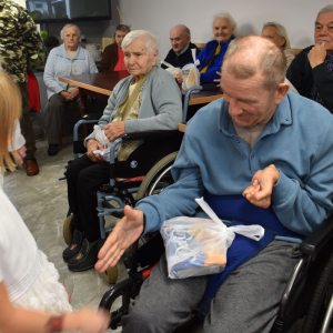 MIESZKAŃCY Z PODARUNKAMI