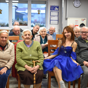 MIESZKAŃCY WSPÓLNIE Z WOKALISTKĄ PO ZAKOŃCZONYM WYSTĘPIE