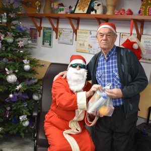 ŚWIĘTY MIKOŁAJ WRĘCZAJĄCY PREZENT