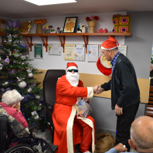 ŚWIĘTY MIKOŁAJ WRĘCZAJĄCY PREZENT