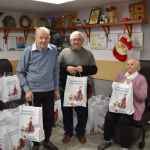 MIESZKAŃCY Z PACZKAMI OD FUNDACJI BIEDRONKI