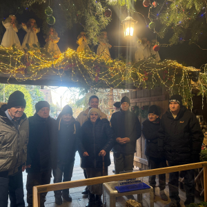 MIESZKAŃCY NA TLE SZOPKI BOŻONARODZENIOWEJ