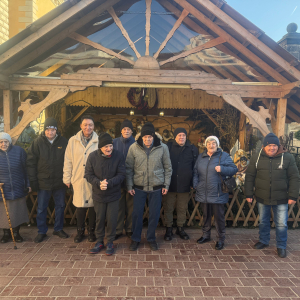 MIESZKAŃCY NA TLE SZOPKI BOŻONARODZENIOWEJ NA JASNEJ GÓRZE