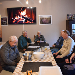 MIESZKAŃCY NA WARSZTATACH Z PIECZENIA BUŁEK