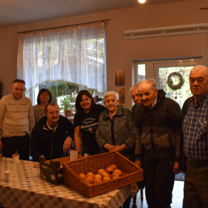 MIESZKAŃCY Z GOTOWYMI WYROBAMI