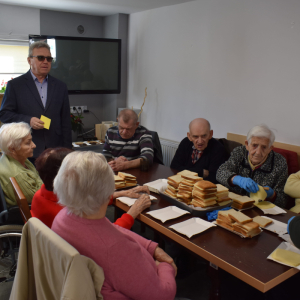 MIESZKAŃCY PRZYGOTOWUJĄCY TOSTY