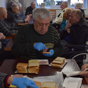 MIESZKAŃCY PRZYGOTOWUJĄCY WŁASNORĘCZNIE TOSTY