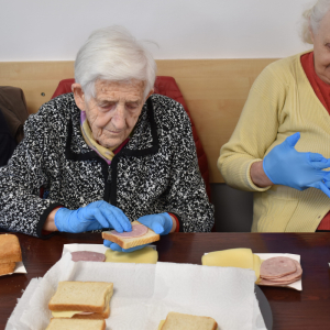MIESZKAŃCY PORZYGOTOWUJĄCY TOSTY