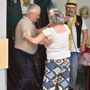 MIESZKAŃCY I AKTORZY W TRAKCIE WYSTĘPU